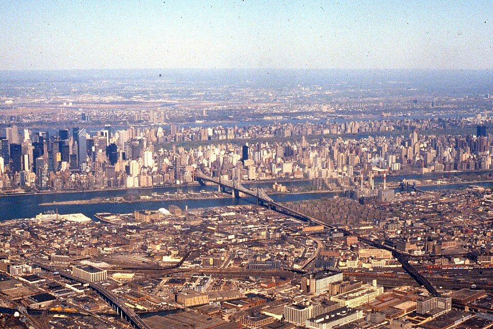 Aerial photograph of Roosevelt Island and Manhattan in 1981.